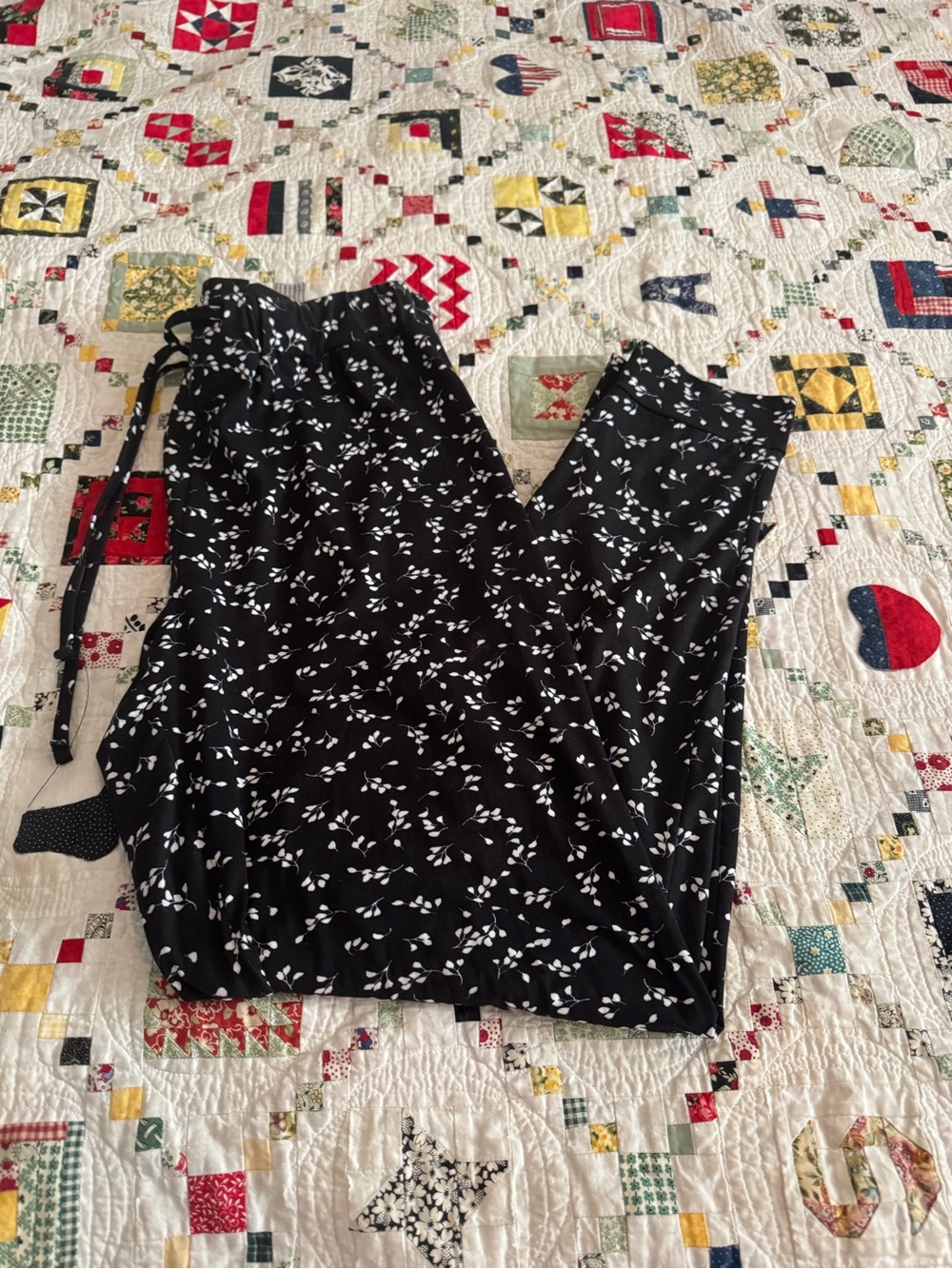 Tahari Black and White Leaf-Print Pants